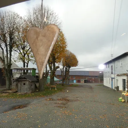 Auf Dem Bauernhof In Hof Kleeberg I Man Kann Ein Mit Bad Zubuchen * Hachenburg